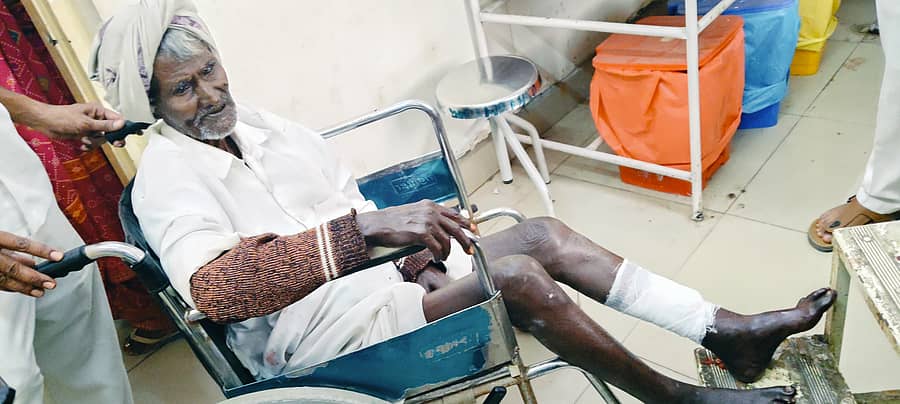 ಶಹಾಬಾದ್ ಎಚ್ಎಂಪಿ ಕಾರ್ಖಾನೆಯ ಜೆ.ಪಿ ಕಾಲೊನಿಯ ವ್ಯಾಪ್ತಿಯಲ್ಲಿ ತರಕಾರಿ ಮಾರುವ ವಯೋವೃದ್ಧನಿಗೆ ಬೀದಿನಾಯಿ ದಾಳಿಮಾಡಿ ಗಂಭೀರ ಗಾಯಗೊಳಿಸಿದೆ