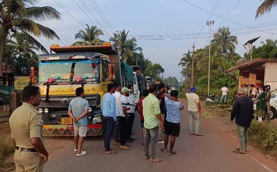 ಕೈಗಾ ಅಣು ಸ್ಥಾವರ ನಿರ್ಮಾಣಕ್ಕೆ ಸಾಮಗ್ರಿಗಳನ್ನು ಸಾಗಿಸುತ್ತಿದ್ದ ವಾಹನಗಳನ್ನು ಮಲ್ಲಾಪುರದ ಹಿಂದೂವಾಡಾದಲ್ಲಿ ಗ್ರಾಮಸ್ಥರು ತಡೆದು ನಿಲ್ಲಿಸಿರುವುದು