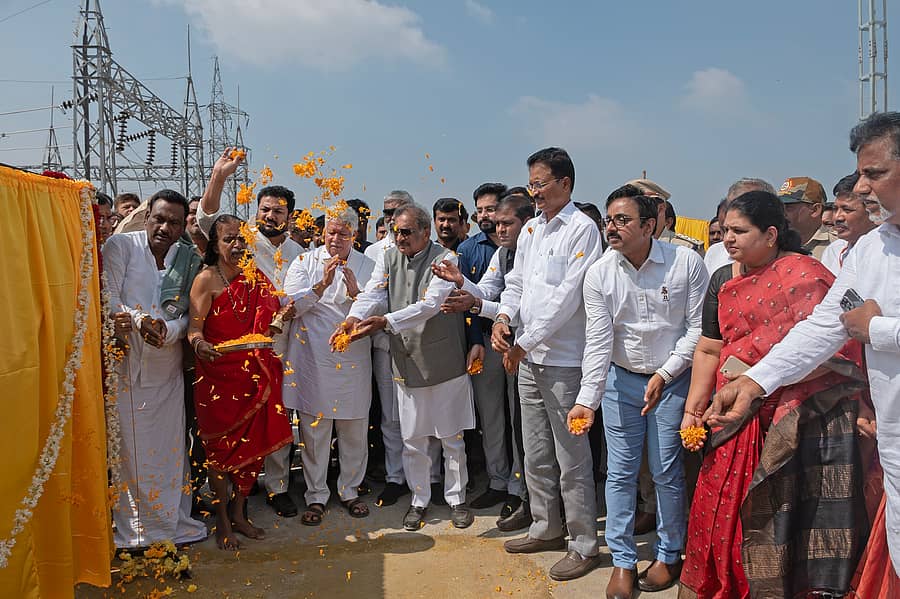 <div class="paragraphs"><p>ಹೊಸಪೇಟೆ ತಾಲ್ಲೂಕಿನ ಬೈಲವದ್ದಿಗೇರಿಯಲ್ಲಿ ಮಂಗಳವಾರ ಇಂಧನ ಸಚಿವ ಕೆ.ಜೆ.ಜಾರ್ಜ್ ಅವರು 110 ಕೆವಿ ವಿದ್ಯುತ್ ಉಪಕೇಂದ್ರ ಉದ್ಘಾಟಿಸಿದರು. ಶಾಸಕ ಎಚ್.ಆರ್.ಗವಿಯಪ್ಪ, ಸಂಸದ ಇ.ತುಕಾರಾಂ ಇತರರು ಇದ್ದರು.</p></div>