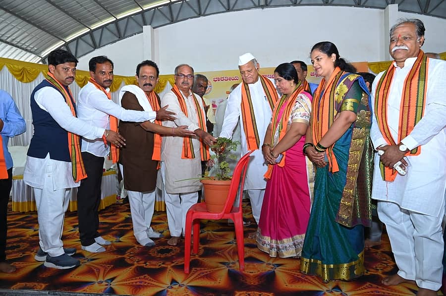 ವಿಜಯಪುರ ನಗರದ ಸಾಯಿವಿಹಾರ ಮಂಗಲ ಕಾರ್ಯಾಲಯದಲ್ಲಿ ಆತ್ಮ ನಿರ್ಭರ ಭಾರತ ಸಂಕಲ್ಪ ಅಭಿಯಾನ, ಸ್ವದೇಶಿ ವಸ್ತು ಬಳಸುವಿಕೆ ಜಾಗೃತಿ ಹಾಗೂ ಒಂದು ರಾಷ್ಟ್ರ - ಒಂದು ಚುನಾವಣೆ’ ಜನಜಾಗೃತಿ ಸಮಾವೇಶವನ್ನು ಸ್ವದೇಶಿ ಜಾಗರಣ ಮಂಚ್ ಕ್ಷೇತ್ರಿಯ ಪ್ರಚಾರಕ ಕೆ. ಜಗದೀಶ ಉದ್ಘಾಟಿಸಿದರು