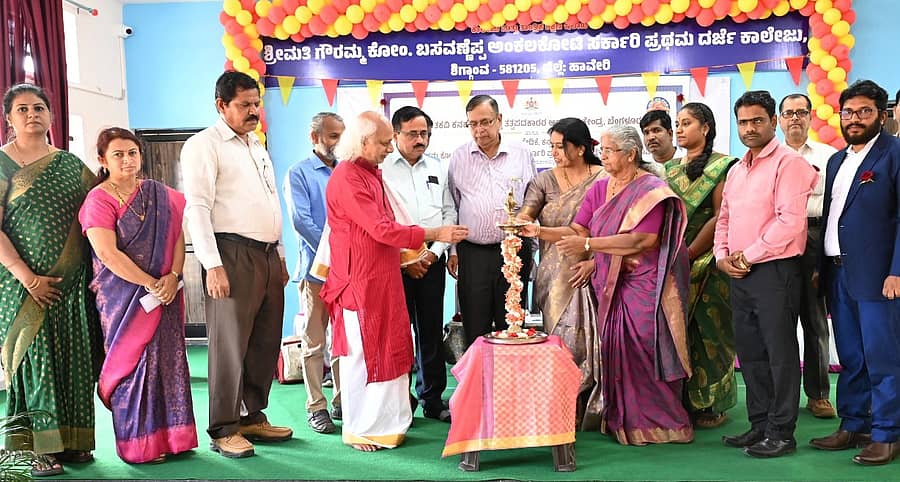 ಶಿಗ್ಗಾವಿ ಪಟ್ಟಣದ ಗೌರಮ್ಮ ಬ.ಅಂಕಲಕೋಟಿ ಸರ್ಕಾರಿ ಪ್ರಥಮ ದರ್ಜೆ ಕಾಲೇಜು ಆವರಣದಲ್ಲಿ ಮಂಗಳವಾರ ನಡೆದ ವಿಚಾರ ಸಂಕಿರಣ ಕಾರ್ಯಕ್ರಮವನ್ನು ಗಣ್ಯರು ಉದ್ಘಾಟಿಸಿದರು