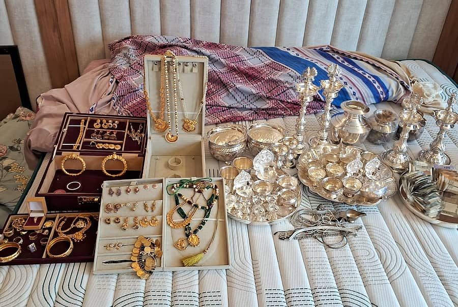 ಹೂಟಗಳ್ಳಿ ನಗರಸಭೆಯ ರಾಜಸ್ವ ನಿರೀಕ್ಷಕ ಸಿ.ರಾಮಸ್ವಾಮಿ ಮನೆಯಲ್ಲಿ ಪತ್ತೆಯಾದ ಚಿನ್ನಾಭರಣ, ನಗದು