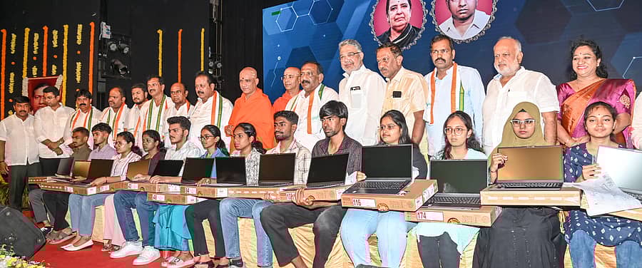 <div class="paragraphs"><p>ಮೈಸೂರಿನ ಕಲಾಮಂದಿರದಲ್ಲಿ ಯಶೋಧಾ–ಕೃಷ್ಣ ಚಾರಿಟಬಲ್ ಟ್ರಸ್ಟ್‌ನಿಂದ ಮಂಗಳವಾರ ನಡೆದ ಕಾರ್ಯಕ್ರಮದಲ್ಲಿ ನಿರ್ಮಲಾನಂದನಾಥ ಸ್ವಾಮೀಜಿ ಅವರು ವಿದ್ಯಾರ್ಥಿಗಳಿಗೆ ಉಚಿತ ಲ್ಯಾಪ್‌ಟಾಪ್ ವಿತರಿಸಿದರು.</p></div>
