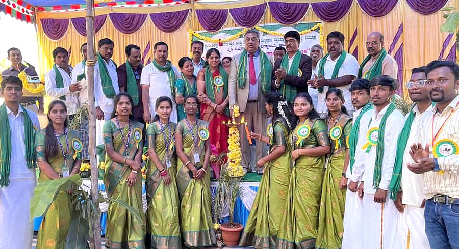 ಶಿಕಾರಿಪುರ ತಾಲ್ಲೂಕು ಕಲ್ಮನೆ ಗ್ರಾಮದಲ್ಲಿ ಈಚೆಗೆ ನಡೆದ ಕಾರ್ಯಕ್ರಮದಲ್ಲಿ ಕೃಷಿ ಮಾಹಿತಿ ಕೇಂದ್ರ ಉದ್ಘಾಟನೆ ಕಾರ್ಯಕ್ರಮದಲ್ಲಿ ಕುಲಪತಿ ಆರ್.ಸಿ. ಜಗದೀಶ್, ಕೃಷಿ ವಿಶ್ವವಿದ್ಯಾಲಯದ ವಿದ್ಯಾರ್ಥಿಗಳು, ಗ್ರಾಮಸ್ಥರು ಪಾಲ್ಗೊಂಡಿದ್ದರು