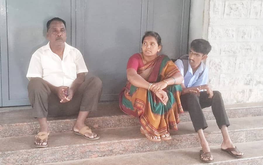 <div class="paragraphs"><p>ತುಮಕೂರಿನ&nbsp;ಸರ್ಕಾರಿ ಪಾಲಿಟೆಕ್ನಿಕ್‌ ಕಾಲೇಜು ಮೆಟ್ಟಿಲು ಬಳಿ ಮಂಗಳವಾರ ವಿದ್ಯಾರ್ಥಿ ಲೋಕೇಶ್‌ ಮತ್ತು ಪೋಷಕರು ಪ್ರತಿಭಟನೆ ನಡೆಸಿದರು</p></div>