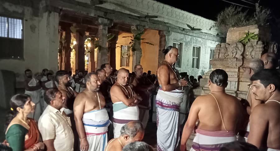 ಶ್ರೀರಂಗಪಟ್ಟಣದ ಇತಿಹಾಸ ಪ್ರಸಿದ್ಧ ಶ್ರೀರಂಗನಾಥಸ್ವಾಮಿ ದೇವಾಲಯದಲ್ಲಿ, ಹಲವು ಶತಮಾನಗಳ ನಂತರ ಮೂರು ದಿನಗಳ ಕಾಲ ನಡೆಯುತ್ತಿರುವ ಸಹಸ್ರ ಕಳಶಾಭಿಷೇಕ ಮಹೋತ್ಸವಕ್ಕೆ ಅಂಕುರಾರ್ಪಣೆ ಮೂಲಕ ಮಂಗಳಚಾರ ಸಂಜೆ ಶಾಸಕ ರಮೇಶ ಬಂಡಿಸಿದ್ದೇಗೌಡ ಚಾಲನೆ ನೀಡಿದರು