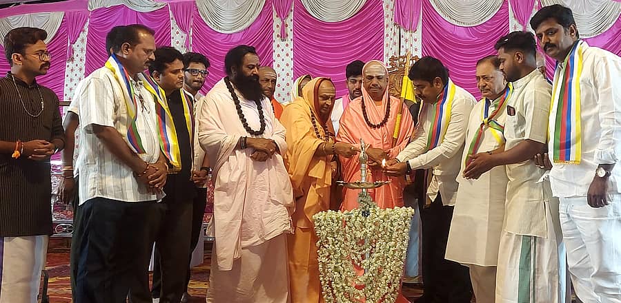 ಶಿಗ್ಗಾವಿ ತಾಲ್ಲೂಕಿನ ಬಿಸನಳ್ಳಿ ಗ್ರಾಮದ ಕಾಶೀ ಪೀಠದ ಆವರಣದಲ್ಲಿ ಮಂಗಳವಾರ ನಡೆದ ಮಾನವ ಧರ್ಮ ಸಮಾವೇಶ ಸಮಾರಂಭವನ್ನು ಭಾರತ ಸೇವಾ ಸಂಸ್ಥೆ ಅಧ್ಯಕ್ಷ ಶ್ರೀಕಾಂತ ದುಂಡಿಗೌಡ್ರ ಉದ್ಘಾಟಿಸಿದರು