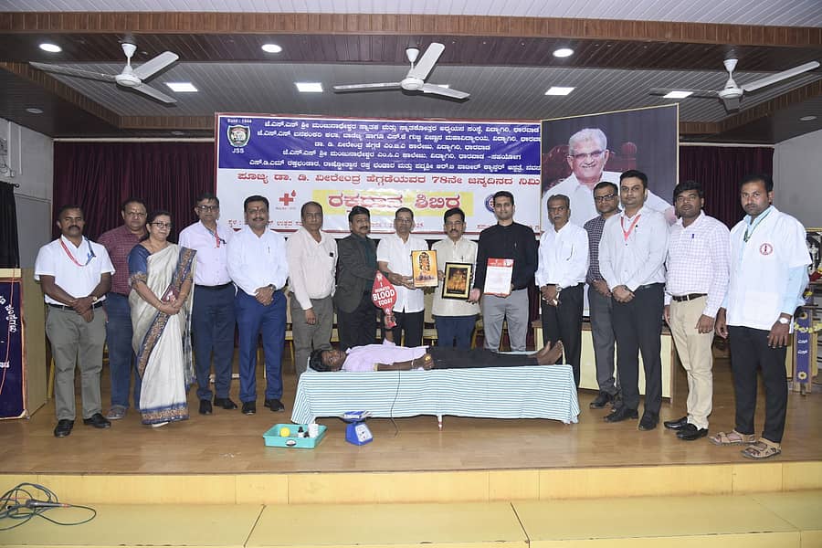 ಧಾರವಾಡದ ಜೆಎಸ್ಎಸ್ ಕಾಲೇಜಿನಲ್ಲಿ ನಡೆದ ರಕ್ತದಾನ ಶಿಬಿರಕ್ಕೆ ಕಾರ್ಯದರ್ಶಿ ಅಜಿತ ಪ್ರಸಾದ ಚಾಲನೆ ನೀಡಿದರು