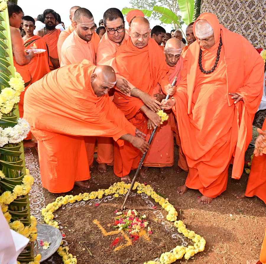 ಸುತ್ತೂರು ಶ್ರೀಕೇತ್ರದಲ್ಲಿ ಶಿವರಾತ್ರೀಶ್ವರ ಶಿವಯೋಗಿಗಳ ಜಾತ್ರಾ ಮಹೋತ್ಸವದ ಮಂಟಪಗಳ ಭೂಮಿ ಪೂಜೆಯನ್ನು ಶಿವರಾತ್ರಿ ದೇಶಿಕೇಂದ್ರ ಸ್ವಾಮೀಜಿ ಮೊದಲಾದ ಶ್ರೀಗಳು ನೆರವೇರಿಸಿದರು