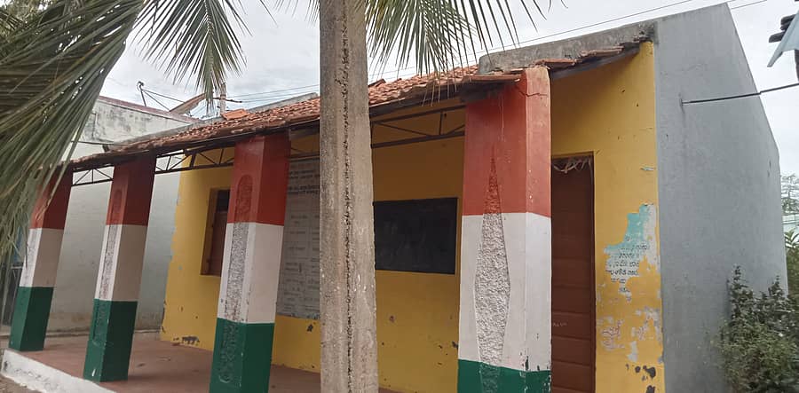 ಸಂತೇಮರಹಳ್ಳಿ ಸಮೀಪದ ತೆಳ್ಳನೂರಿನ ಸರ್ಕಾರಿ ಉನ್ನತೀಕರಿಸಿದ ಹಿರಿಯ ಪ್ರಾಥಮಿಕ ಶಾಲೆ