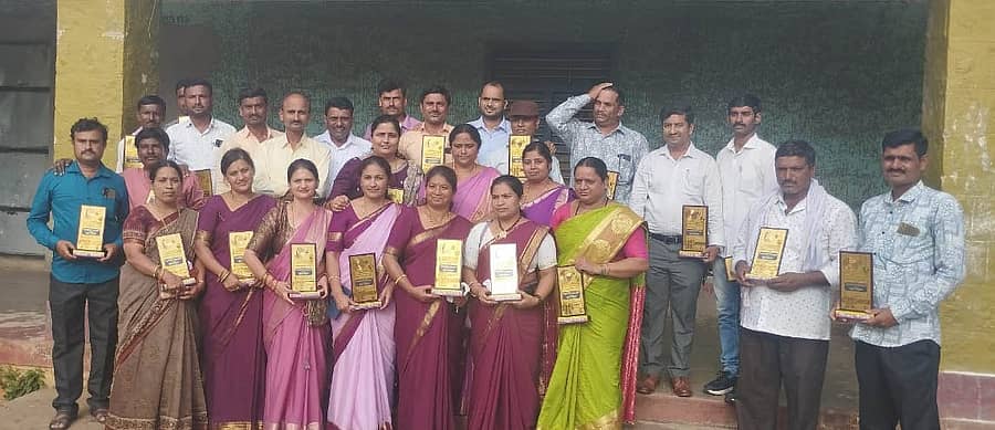 ಚಿಕ್ಕಜಾಜೂರು ಸಮೀಪದ ಬಿ. ದುರ್ಗದ ಕಾಶಿ ಮಹಾಲಿಂಗಸ್ವಾಮಿ ಪ್ರೌಢಶಾಲೆಯಲ್ಲಿ ವಿದ್ಯಾರ್ಥಿಗಳ ಸ್ನೇಹ ಸಮ್ಮಿಲನದಲ್ಲಿ ಪಾಲ್ಗೊಂಡ ಹಳೆ ವಿದ್ಯಾರ್ಥಿಗಳು