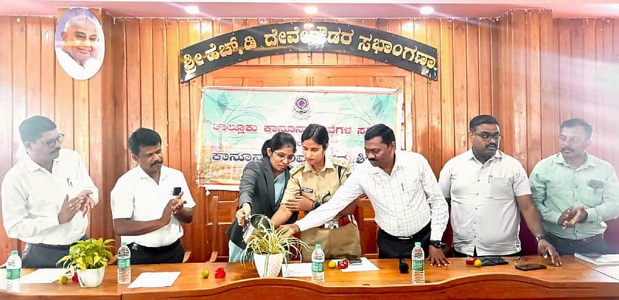 ಹೊಳೆನರಸೀಪುರದಲ್ಲಿ ಆಯೋಜಿಸಿದ್ದ ಮಹಿಳಾ ದೌರ್ಜನ್ಯ ತಡೆ ಅರಿವು ಕಾರ್ಯಕ್ರಮವನ್ನು ಸಿವಿಲ್ ನ್ಯಾಯಾಧೀಶರಾದ ಚೇತನಾ ಉದ್ಘಾಟಿಸಿದರು