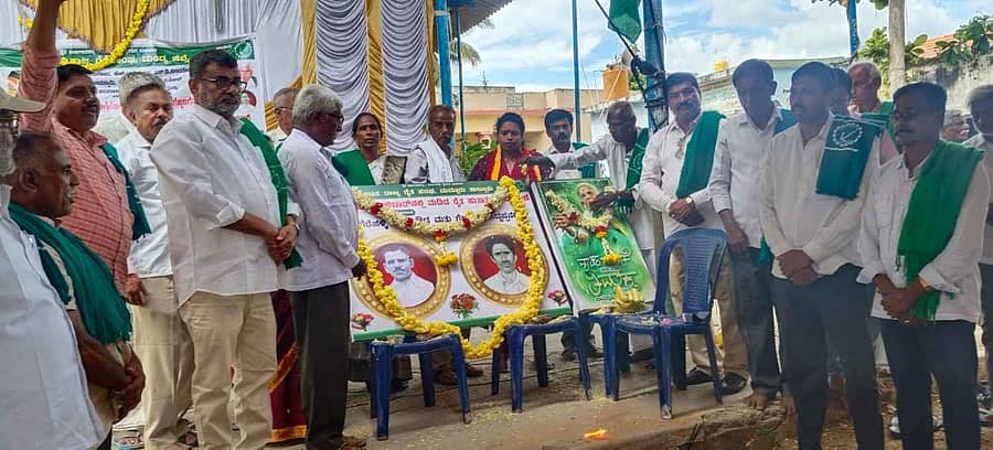 ಮದ್ದೂರು ತಾಲ್ಲೂಕಿನ ಗೆಜ್ಜಲಗೆರೆ ಗ್ರಾಮದ ಸರ್ಕಾರಿ ಹಿರಿಯ ಪ್ರಾಥಮಿಕ ಪಾಠಶಾಲೆ ಆವರಣದಲ್ಲಿ 43ನೇ ವರ್ಷದ ಹುತಾತ್ಮ ರೈತ ಸಂಸ್ಮರಣೆ ಹಾಗೂ ಸಾಲುಮರದ ತಿಮ್ಮಕ್ಕನವರಿಗೆ ಶ್ರದ್ಧಾಂಜಲಿ ಕಾರ್ಯಕ್ರಮ ನಡೆಯಿತು