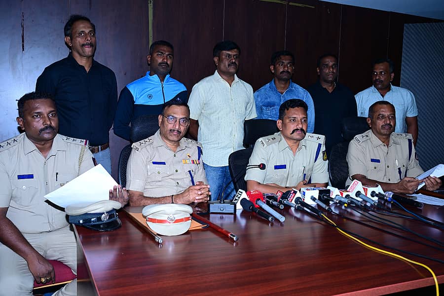 <div class="paragraphs"><p>ಸುದ್ದಿಗೋಷ್ಠಿಯಲ್ಲಿ ಜಿಲ್ಲಾ ಪೊಲೀಸ್ ವರಿಷ್ಠಾಧಿಕಾರಿ ಮಲ್ಲಿಕಾರ್ಜುನ ಬಾಲದಂಡಿ ಮಾತನಾಡಿದರು</p></div>