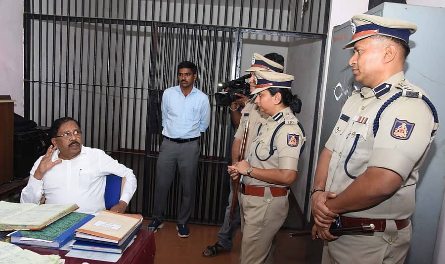 ಮೈಸೂರಿನ ನಜರ್ಬಾದ್ ಠಾಣೆಗೆ ಗೃಹ ಸಚಿವ ಜಿ. ಪರಮೇಶ್ವರ್ ಭೇಟಿ ಮಾಡಿ ಪರಿಶೀಲನೆ ನಡೆಸಿದರು