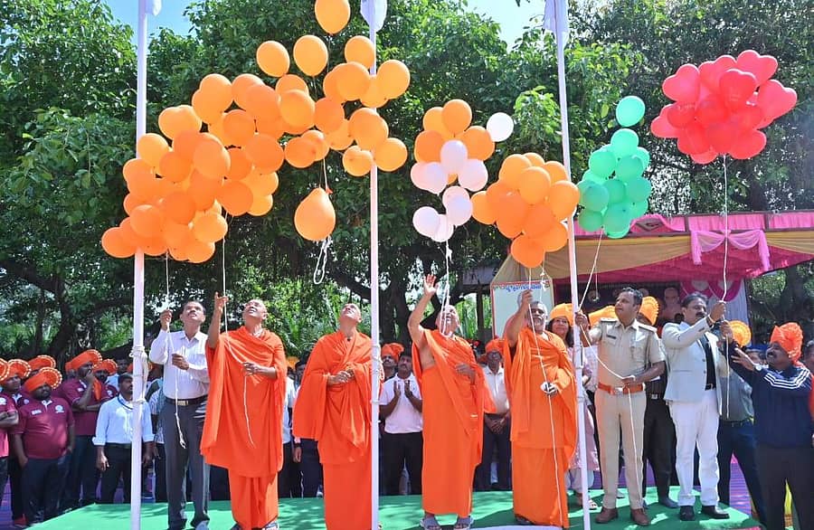 ತುರುವೇಕೆರೆ ಬಿಜಿಎಸ್ ಕ್ರೀಡಾಂಗಣದಲ್ಲಿ ಹ್ಯಾಂಡ್‌ಬಾಲ್ ಪಂದ್ಯಾವಳಿಯನ್ನು ಆದಿಚುಂಚನಗಿರಿ ಮಠದ ಪೀಠಾಧ್ಯಕ್ಷ ನಿರ್ಮಲಾನಂದ ಸ್ವಾಮೀಜಿ ಉದ್ಘಾಟಿಸಿದರು