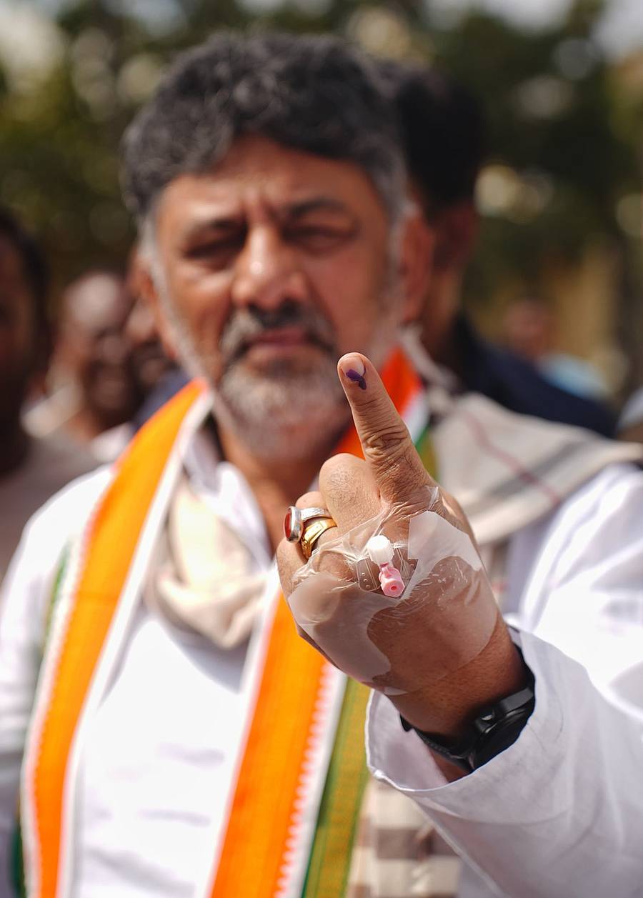 ಕನಕಪುರದಲ್ಲಿ ಮಂಗಳವಾರ ನಡೆದ ತಾಲ್ಲೂಕು ವ್ಯವಸಾಯೋತ್ಪನ್ನ ಮಾರಾಟ ಸಹಕಾರ ಸಂಘದ ಚುನಾವಣೆಯಲ್ಲಿ ಮತ ಚಲಾಯಿಸಿದ ಉಪ ಮುಖ್ಯಮಂತ್ರಿ ಡಿ.ಕೆ. ಶಿವಕುಮಾರ್ ಅವರು, ಬೆರಳಿಗೆ ಹಚ್ಚಿದ ಶಾಯಿ ಪ್ರದರ್ಶಿಸಿದರು