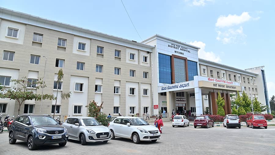 ಮೈಸೂರಿನ ಕೆಆರ್ಎಸ್ ರಸ್ತೆಯಲ್ಲಿರುವ ಜಿಲ್ಲಾಸ್ಪತ್ರೆಯ ಹೊರ ನೋಟ