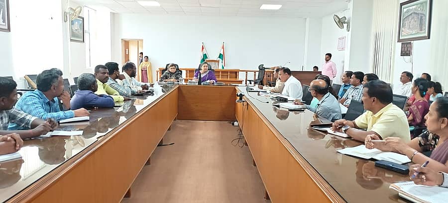 ಚಾಮರಾಜನಗರದ ಜಿಲ್ಲಾಧಿಕಾರಿ ಕಚೇರಿ ಸಭಾಂಗಣದಲ್ಲಿ ಮಂಗಳವಾರ ವಿಶ್ವ ಅಂಗವಿಕಲರ ದಿನಾಚರಣೆ ಪೂರ್ವಭಾವಿಯಾಗಿ ಸಂಘ–ಸಂಸ್ಥೆಗಳ ಮುಖಂಡರು, ಅಧಿಕಾರಿಗಳೊಂದಿಗೆ ಜಿಲ್ಲಾಧಿಕಾರಿ ಶಿಲ್ಪಾನಾಗ್ ಸಭೆ ನಡೆಸಿದರು