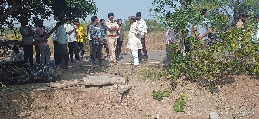 ಚಿಂಚೋಳಿ ತಾಲ್ಲೂಕಿನ ಇಂದ್ರಪಾಡಹೊಸಳ್ಳಿ ಗ್ರಾಮದಿಂದ ಅಣವಾರ ಮಾರ್ಗದ ಮಲ್ಲಿಕಾರ್ಜುನ ನೀಲಗಾರ ಅವರ ಹೊಲದಲ್ಲಿದ್ದ ನಂದಿಬಸಣ್ಣ ಕಟ್ಟೆ ಧ್ವಂಸಗೊಳಿಸಿ ನಿಧಿಗಾಗಿ ನೆಲ ಅಗೆದಿರುವುದು ಸಬ್ ಇನ್‌ಸ್ಪೆಕ್ಟರ್ ಅಮರ ಕುಲಕರ್ಣಿ ಪರಿಶೀಲಿಸಿದರು