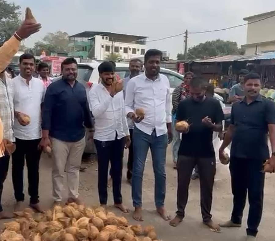 <div class="paragraphs"><p> ದೊಡ್ಡಬಳ್ಳಾಪುರ ತಾಲ್ಲೂಕಿನ ಘಾಟಿ ದೇವಾಲಯದ ಮುಂದೆ ಮಂಗಳವಾರ ಡಿಕೆಶಿ ಅವರು ಮುಖ್ಯಮಂತ್ರಿಯಾಗಲೆಂದು ಪ್ರಾರ್ಥಿಸಿ 1,001 ತೆಂಗಿನ ಕಾಯಿ ಹೊಡೆಯಲಾಯಿತು</p></div>