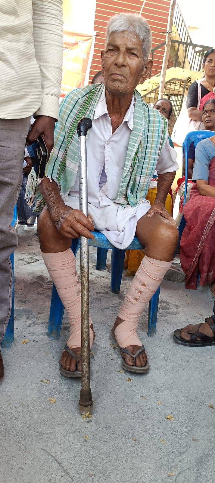 ಸರಗೂರು ಅಂಚೆ ಕಚೇರಿ ಮುಂದೆ ಪ್ರತಿಭಟನೆಯಲ್ಲಿ ಠೇವಣಿದಾರರೊಬ್ಬರು ಪಾಲ್ಗೊಂಡಿದ್ದರು