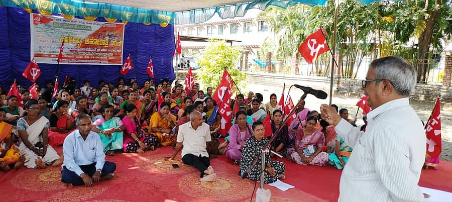 ಧರಣಿಯಲ್ಲಿ ಸಿಐಟಿಯು ರಾಜ್ಯ ಉಪಾಧ್ಯಕ್ಷ ಬಾಲಕೃಷ್ಣ ಶೆಟ್ಟಿ ಮಾತನಾಡಿದರು