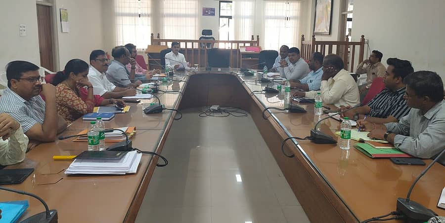 ಯಾದಗಿರಿಯಲ್ಲಿ ಮಂಗಳವಾರ ನಡೆದ ಸಭೆಯಲ್ಲಿ ಹೆಚ್ಚುವರಿ ಜಿಲ್ಲಾಧಿಕಾರಿ ರಮೇಶ ಕೋಲಾರ ಮಾತನಾಡಿದರು. ಅಧಿಕಾರಿಗಳು ಉಪಸ್ಥಿತರಿದ್ದರು