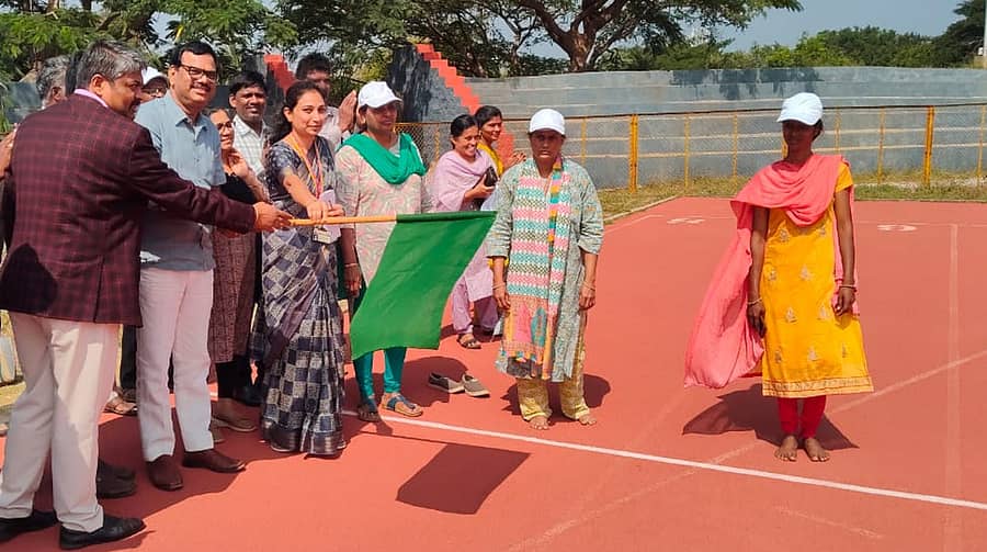 ಚಿತ್ರದುರ್ಗದ ಒನಕೆ ಓಬವ್ವ ಜಿಲ್ಲಾ ಕ್ರೀಡಾಂಗಣದಲ್ಲಿ ಮಂಗಳವಾರ ಆಯೋಜಿಸಿದ್ದ ಅಂಗವಿಕಲರ ಕ್ರೀಡಾ ಮತ್ತು ಸಾಂಸ್ಕೃತಿಕ ಸ್ಪರ್ಧೆಯನ್ನು ಹಿರಿಯ ಸಿವಿಲ್ ನ್ಯಾಯಾಧೀಶ ಎಂ.ವಿಜಯ್ ಉದ್ಘಾಟಿಸಿದರು