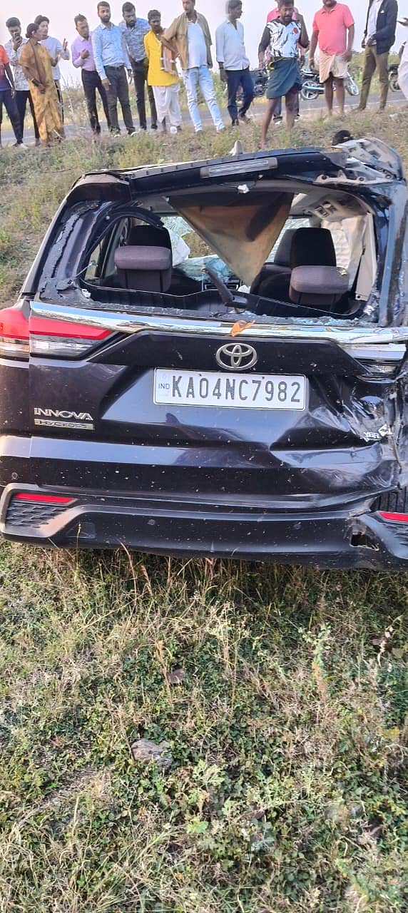 ಜೇವರ್ಗಿ ಸಮೀಪದ ಗೌನಳ್ಳಿ ಕ್ರಾಸ್ ಬಳಿ ಸಂಭವಿಸಿದ ಅಪಘಾತದಲ್ಲಿ ಜಖಂಗೊಂಡ ಇನ್ನೋವಾ ಹೈ ಕ್ರಾಸ್ ಕಾರು