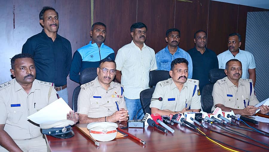 ಮಂಡ್ಯ ಜಿಲ್ಲಾ ಪೊಲೀಸ್ ವರಿಷ್ಠಾಧಿಕಾರಿ ಮಲ್ಲಿಕಾರ್ಜುನ ಬಾಲದಂಡಿ ನೇತೃತ್ವದಲ್ಲಿ ಕೊಲೆ ಮತ್ತು ದರೋಡೆ ಪ್ರಕರಣಗಳನ್ನು ಭೇದಿಸಿದ ಪೊಲೀಸ್ ತನಿಖಾ ತಂಡ