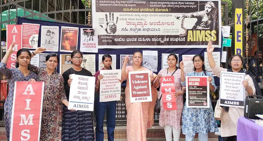 ಎಐಎಂಎಸ್‌ಎಸ್‌ನಿಂದ ಸಹಿ ಅಭಿಯಾನಕ್ಕೆ ನಗರದ ಬಹುಮಹಡಿ ಕಟ್ಟಡದ ಬಳಿ ಚಾಲನೆ ನೀಡಲಾಯಿತು.