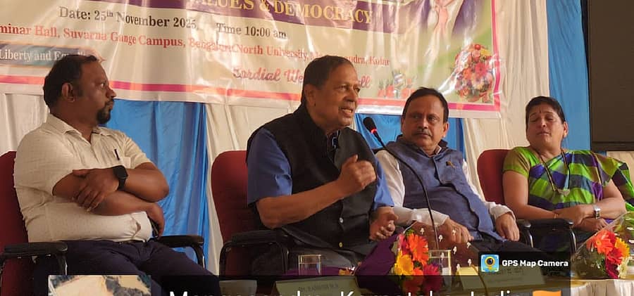 ಕೋಲಾರದ ಬೆಂಗಳೂರು ಉತ್ತರ ವಿಶ್ವವಿದ್ಯಾಲಯ ಸುರ್ವಣಗಂಗೆ ಕ್ಯಾಂಪಸ್ನಲ್ಲಿ ಮಂಗಳವಾರ ನಡೆದ ಉಪನ್ಯಾಸ ಕಾರ್ಯಕ್ರಮದಲ್ಲಿ ನಿವೃತ್ತ ಲೋಕಾಯುಕ್ತ ನ್ಯಾಯಮೂರ್ತಿ ಸಂತೋಷ್ ಹೆಗ್ಡೆ ಮಾತನಾಡಿದರು