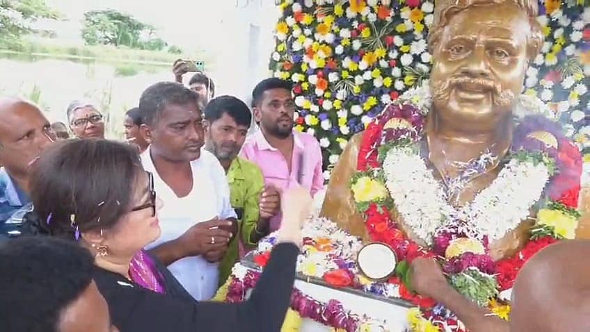 ಭಾರತೀನಗರ ಸಮೀಪದ ದೊಡ್ಡಅರಸಿನಕೆರೆ ಗ್ರಾಮದಲ್ಲಿ ಸೋಮವಾರ ದಿ.ಅಂಬರೀಷ್ ಅವರ ಪುತ್ಥಳಿಯನ್ನು ಮಾಜಿ ಸಂಸದೆ, ಸುಮಲತಾ ಅಂಬರೀಷ್ ಅನಾವರಣಗೊಳಿಸಿದರು