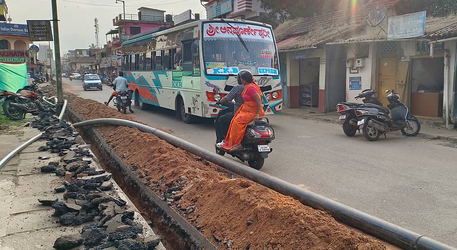 ಶೃಂಗೇರಿಯ ಭಾರತೀ ಬೀದಿ ಮತ್ತು ಹರಿಹರ ಬೀದಿಯಲ್ಲಿ ಅಮೃತ್ ಯೋಜನೆಯಡಿ ರಸ್ತೆಯ ಎರಡು ಕಡೆ ಪೈಪ್‍ಲೈನ್ ಅಳವಡಿಕೆಗಾಗಿ ರಸ್ತೆ ಅಗೆಯಲಾಗಿದ್ದು, ಸಂಚಾರಕ್ಕೆ ತೊಂದರೆಯಾಗಿದೆ