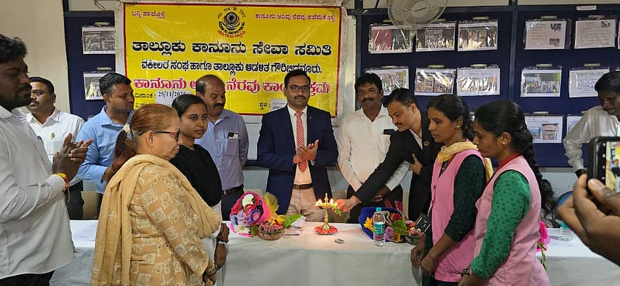 ಗೌರಿಬಿದನೂರು ನಗರದಲ್ಲಿ ಕಾನೂನು ಸೇವಾ ಸಮಿತಿಯಿಂದ ಮಂಗಳವಾರ ಮಹಿಳಾ ದೌರ್ಜನ್ಯ ವಿರೋಧಿ ದಿನ ಹಮ್ಮಿಕೊಳ್ಳಲಾಯಿತು