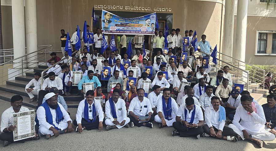 ಯಾದಗಿರಿಯಲ್ಲಿ ಮಂಗಳವಾರ ಕರ್ನಾಟಕ ರಾಜ್ಯ ದಲಿತ ಸಂಘರ್ಷ ಸಮಿತಿಯ ಜಿಲ್ಲಾ ಮುಖಂಡರು ಪ್ರತಿಭಟನೆ ನಡೆಸಿದರು