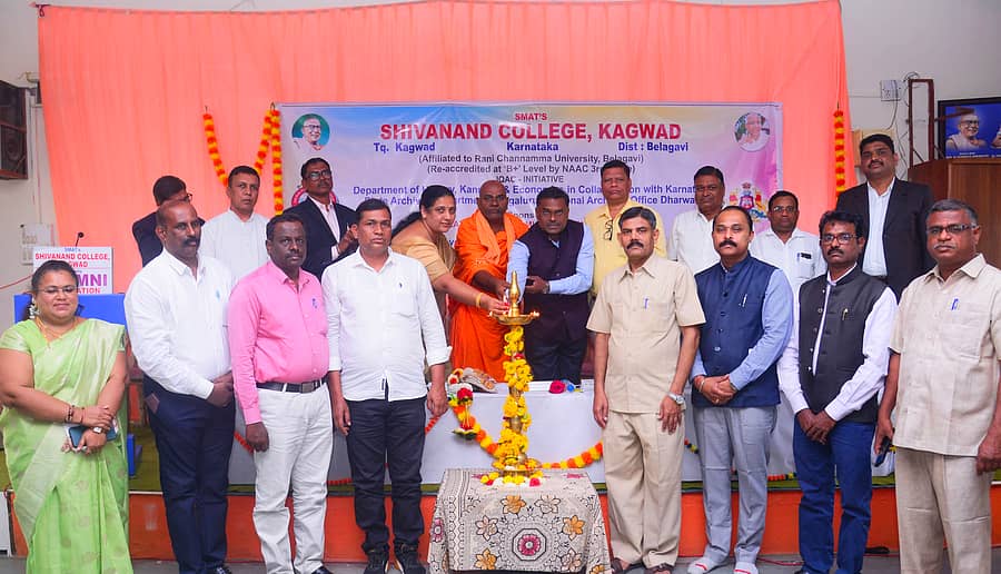 ಕಾಗವಾಡ ಪಟ್ಟಣದ ಶಿವಾನಂದ ಮಹಾವಿದ್ಯಾಲಯದಲ್ಲಿ ನಡೆದ ವಿಚಾರ ಸಂಕಿರಣವನ್ನು ಗಣ್ಯರು ಉದ್ಘಾಟಿಸಿದರು