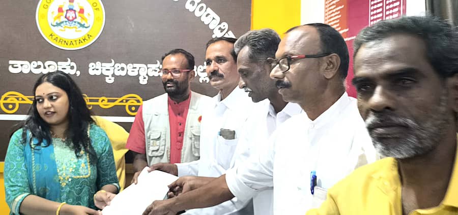 ಮೆಕ್ಕೆಜೋಳ ಖರೀದಿ ಕೇಂದ್ರ ಆರಂಭಿಸಲು ಕೋರಿ ಬಾಗೇಪಲ್ಲಿ ತಾಲ್ಲೂಕು ಕಚೇರಿಯಲ್ಲಿ ತಹಶೀಲ್ದಾರ್ ಮನೀಷಾ ಎನ್. ಪತ್ರಿ ಅವರಿಗೆ ಕರ್ನಾಟಕ ಪ್ರಾಂತ ರೈತ ಸಂಘದ ಮುಖಂಡರು ಮನವಿ ಸಲ್ಲಿಸಿದರು