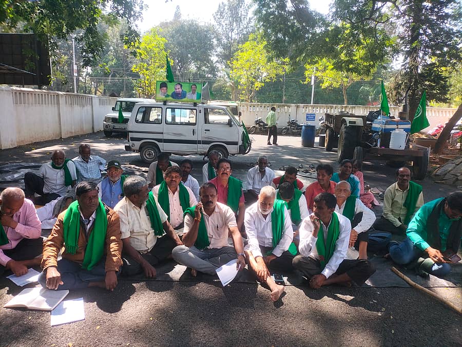 ಹಾಸನದ ಜಿಲ್ಲಾಧಿಕಾರಿ ಕಚೇರಿ ಎದುರು ರೈತರು ನಡೆಸುತ್ತಿರುವ ಪ್ರತಿಭಟನೆ ಮಂಗಳವಾರವೂ ಮುಂದುವರಿಯಿತು