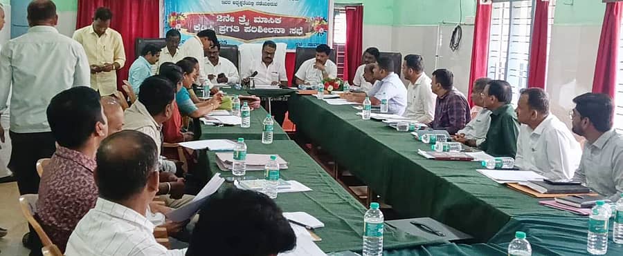 ಪಾವಗಡದಲ್ಲಿ ನಡೆದ ಪ್ರಗತಿ ಪರಿಶೀಲನಾ ಸಭೆಯಲ್ಲಿ ಶಾಸಕ ಎಚ್.ವಿ ವೆಂಕಟೇಶ್ ಅಧಿಕಾರಿಗಳಿಂದ ಮಾಹಿತಿ ಪಡೆದರು