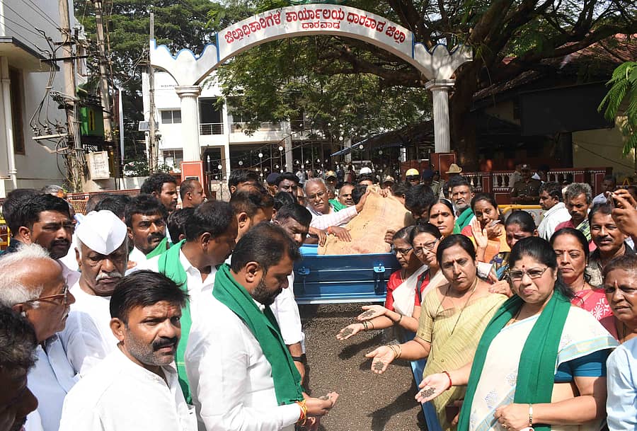 ಧಾರವಾಡದಲ್ಲಿ ಮಂಗಳವಾರ ರೈತರು, ಬಿಜೆಪಿ ಮುಖಂಡರು, ಕಾರ್ಯಕರ್ತರು ಪ್ರತಿಭಟನೆ ನಡೆಸಿದರು