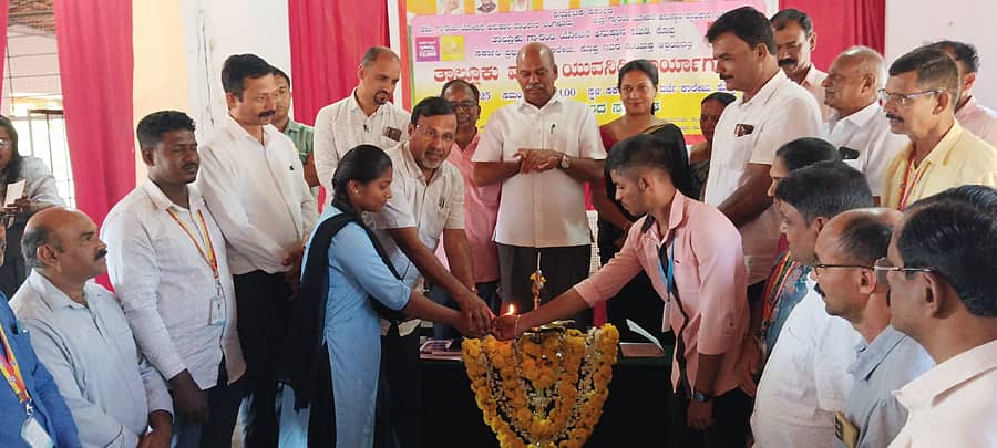 ಕೊಪ್ಪದ ಸರ್ಕಾರಿ ಕಾಲೇಜಿನಲ್ಲಿ ಆಯೋಜಿಸಿದ್ದ 'ಯುವ ನಿಧಿ' ಕಾರ್ಯಾಗಾರವನ್ನು ಜಿಲ್ಲಾ ಗ್ಯಾರಂಟಿ ಯೋಜನೆ ಅನುಷ್ಠಾನ ಪ್ರಾಧಿಕಾರ ಅಧ್ಯಕ್ಷ ಶಿವಾನಂದಸ್ವಾಮಿ ಉದ್ಘಾಟಿಸಿದರು. ಶಾಸಕ ಟಿ.ಡಿ.ರಾಜೇಗೌಡ ಭಾಗವಹಿಸಿದ್ದರು