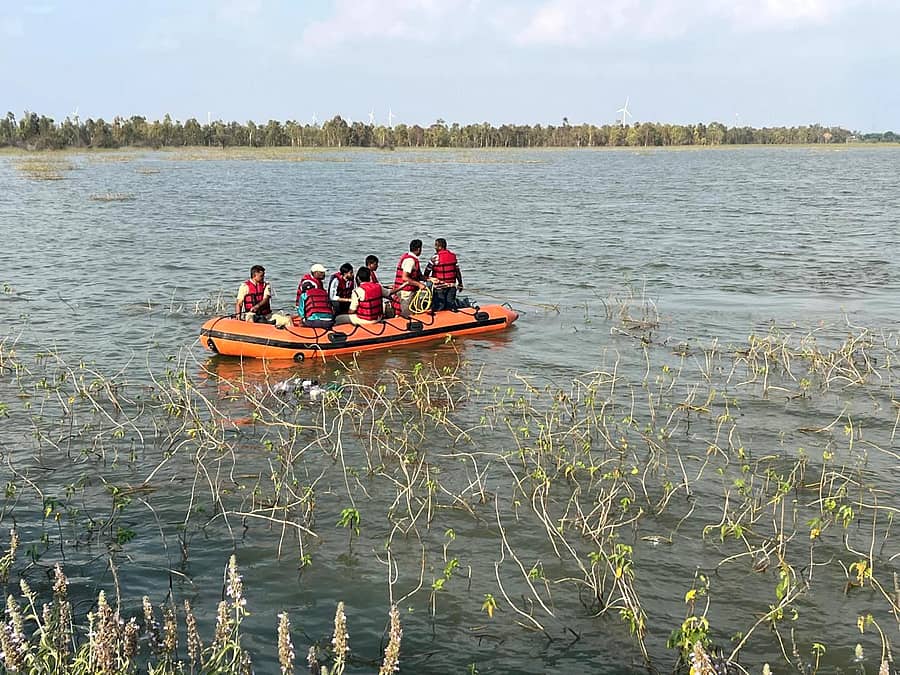 ಯಲಬುರ್ಗಾ ತಾಲ್ಲೂಕು ಮಲ್ಕಸಮುದ್ರ ಗ್ರಾಮದ ಹೊರವಲಯದಲ್ಲಿರುವ ಕೆರೆಯಲ್ಲಿ ಮುಳುಗಿದ್ದ ಇಬ್ಬರ ಶೋಧಕಾರ್ಯದಲ್ಲಿ ತೊಗಡಿದ್ದ ಅಗ್ನಿಶಾಮಕದಳ ತಂಡ
