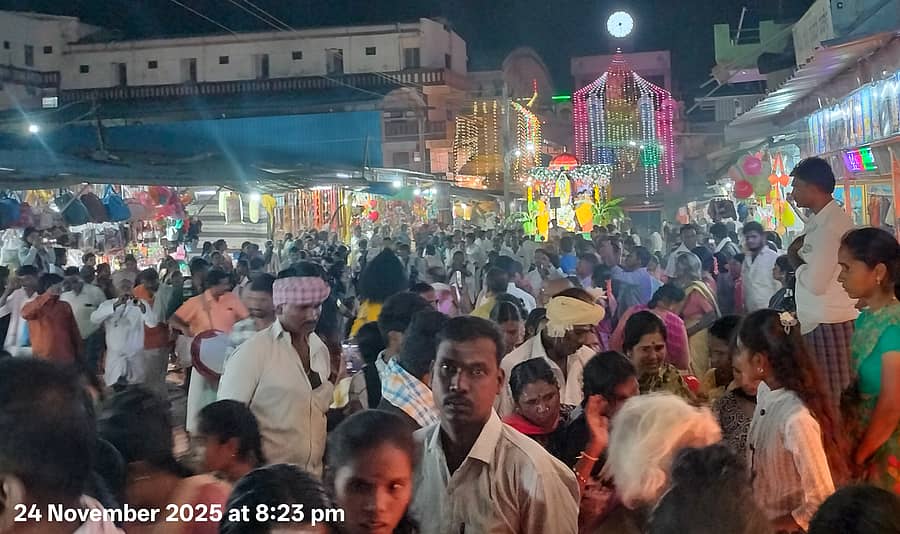 ಕಡರನಾಯ್ಕನಹಳ್ಳಿ ಸಮೀಪದ ಉಕ್ಕಡಗಾತ್ರಿ ಗ್ರಾಮದಲ್ಲಿ ಅಜ್ಜಯ್ಯನ ಕಾರ್ತಿಕೋತ್ಸವ ಮತ್ತು ಪಾಲಿಕೋತ್ಸವ ವಿಜೃಂಭಣೆಯಿಂದ ನಡೆಯಿತು