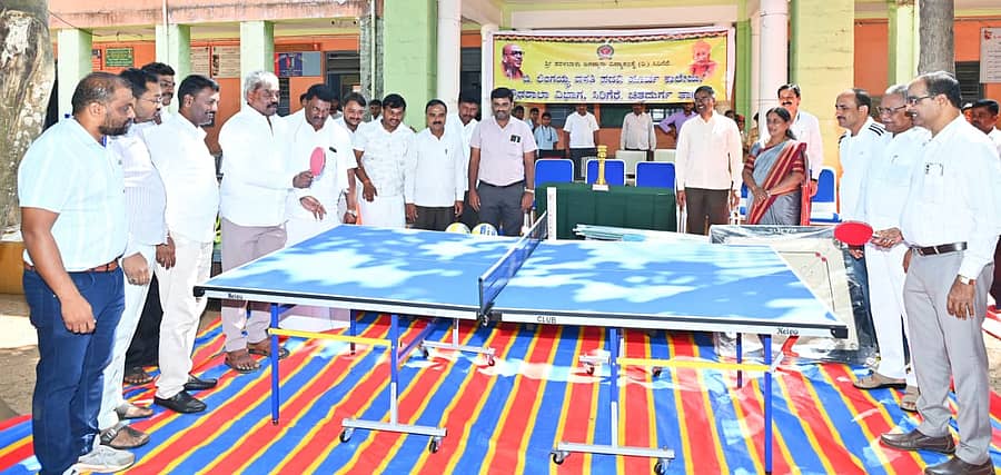 ಟೇಬಲ್ ಟೆನ್ನಿಸ್ ಆಡುವ ಮೂಲಕ ಶಾಸಕ ಎಂ. ಚಂದ್ರಪ್ಪ ಸಿರಿಗೆರೆಯ ಶಾಲಾ ವಿದ್ಯಾರ್ಥಿಗಳ ಬಳಕೆಗೆ ₹ 10 ಲಕ್ಷ ಮೌಲ್ಯದ ಕ್ರೀಡಾ ಸಾಮಗ್ರಿಗಳನ್ನು ವಿತರಿಸಿದರು
