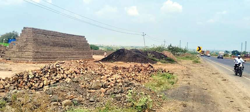 25ಸಿಡಿಎನ್01‌ ವಿಜಯಪುರ - ಸೋಲಾಪುರ ರಾಷ್ಟ್ರೀಯ  ಹೆದ್ದಾರಿಗೆ ಹೊಂದಿಕೊಂಡಿರುವ ಧೂಳಖೇಡ ಗ್ರಾಮದ ಹತ್ತಿರ  ಇಟ್ಟಿಗೆ ಭಟ್ಟಿಯಿಂದ ವಾಹನ ಸವಾರಿರಿಗೆ ತೊಂದರೆ ಉಂಟಾಗುತ್ತಿದೆ