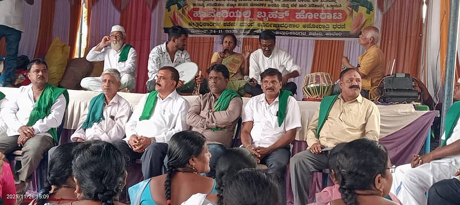 ‘ಮೆಕ್ಕೆಜೋಳಕ್ಕೆ ಪ್ರತಿ ಕ್ವಿಂಟಲ್ಗೆ ಕನಿಷ್ಠ ₹ 3,000 ನೀಡಬೇಕು. ಮೆಕ್ಕೆಜೋಳ ಖರೀದಿ ಕೇಂದ್ರ ತೆರೆಯಬೇಕು’ ಎಂದು ಒತ್ತಾಯಿಸಿ ಹಾವೇರಿ ಜಿಲ್ಲಾಧಿಕಾರಿ ಕಚೇರಿ ಎದುರು ನಡೆಯುತ್ತಿರುವ ಧರಣಿಯಲ್ಲಿ ಬುಧವಾರ ರೈತ ಮುಖಂಡರು ಪಾಲ್ಗೊಂಡಿದ್ದರು