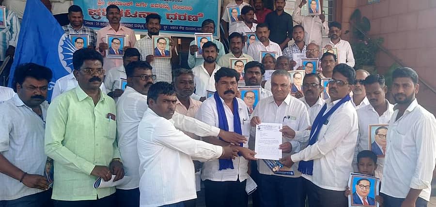 ಜಮಖಂಡಿ ತಾಲ್ಲೂಕು ಆಡಳಿತಸೌಧದ ಮುಂದೆ ರಾಜ್ಯ ದಲಿತ ಸಂಘರ್ಷ ಸಮಿತಿ(ಸಾಗರಬಣ) ಪದಾಧಿಕಾರಿಗಳು ತಹಶೀಲ್ದಾರರಿಗೆ ಮನವಿ ಸಲ್ಲಿಸಿದರು