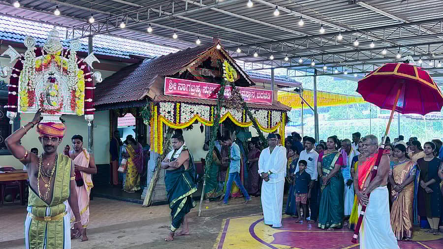 ಬಂಟ್ವಾಳ ತಾಲೂಕಿನ ರಾಯಿ ಸಮೀಪದ ಬದನಡಿ ಕ್ಷೇತ್ರದಲ್ಲಿ ಷಷ್ಠಿ ಮಹೋತ್ಸವ ಪ್ರಯುಕ್ತ ಬುಧವಾರ ದೇವರ ಬಲಿ ಉತ್ಸವ ನಡೆಯಿತು